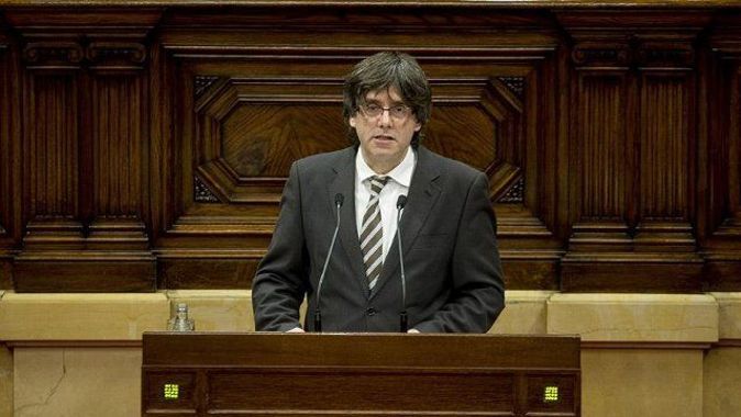 Katalonya&#039;nın yeni Başkanı Puigdemont göreve başladı