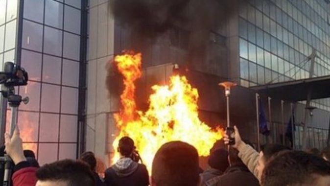 Kosova karıştı! Başbakanlık binası ateşe verildi