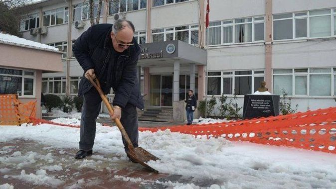 Meclis üyesi belediyeye kızdı kaldırımları temizledi