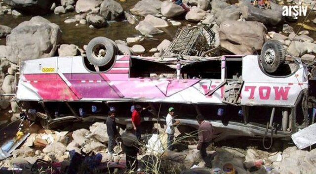 Peru&#039;da otobüs uçuruma düştü: 16 ölü