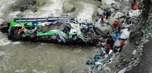 Peru&#039;da otobüs uçuruma yuvarlandı: 16 ölü