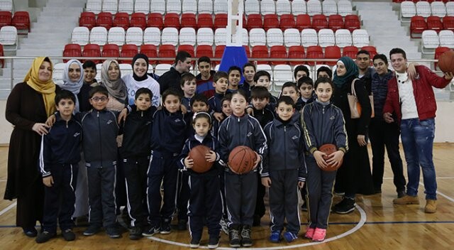 Suriyeli çocuklar basketbolla tanıştı