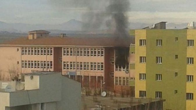 Teröristler 3 okulu ateşe verdi