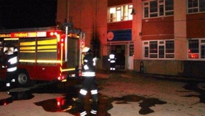 Teröristler Diyarbakır’da okul yaktı