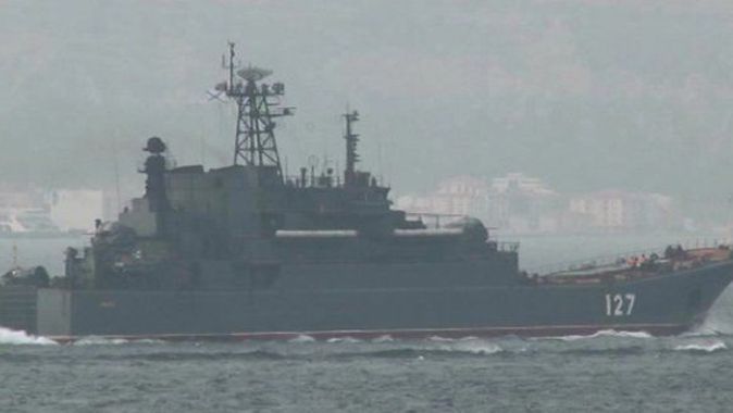 2 Rus savaş gemisi Boğaz’dan geçti