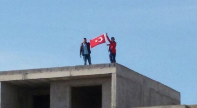 3 arkadaş ceplerindeki paraları birleştirip aldıkları Türk bayrağını...