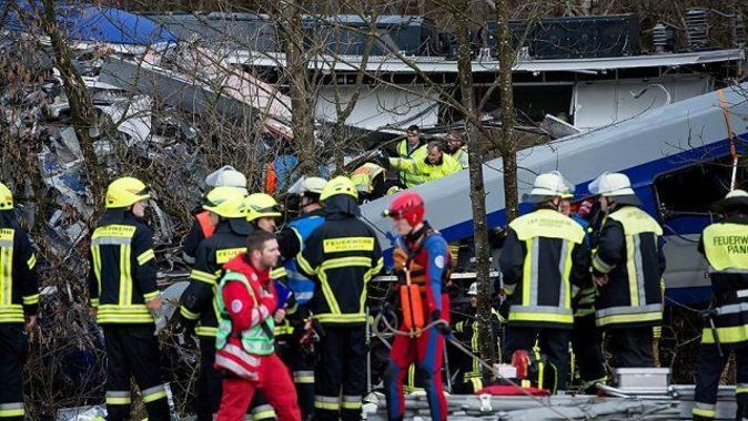 Almanya&#039;da tren kazası: Çok sayıda ölü ve yaralı var