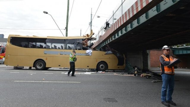 Avustralya&#039;da dikkatsiz şoför otobüsü üst geçide çarptı