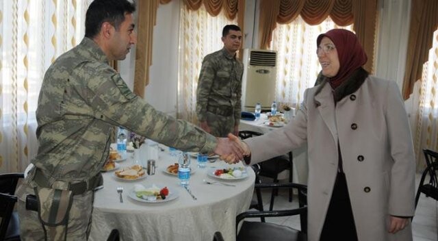 Bakan Ramazanoğlu, askerlerle buluştu