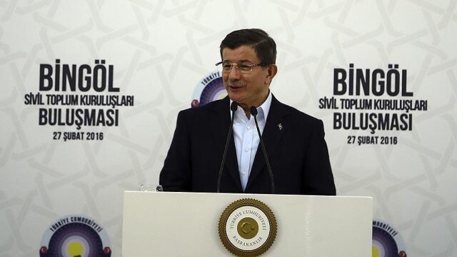 Başbakan Ahmet Davutoğlu: Hedefimiz Türkiye&#039;ye oyun oynayanlara karşı omuz omuza vermek
