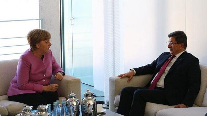 Başbakan Davutoğlu, Merkel ile telefonda görüştü