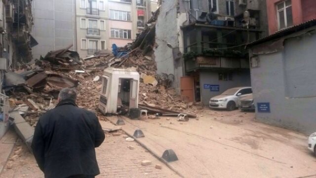 Taksim&#039;de 5 katlı bina çöktü