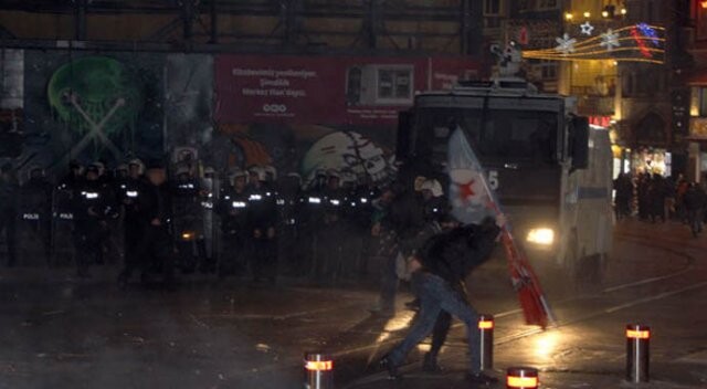 Beyoğlu’nda korsan gösteriye polis müdahalesi