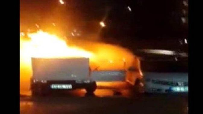 Bitlis&#039;te seyir halindeki otomobil yandı