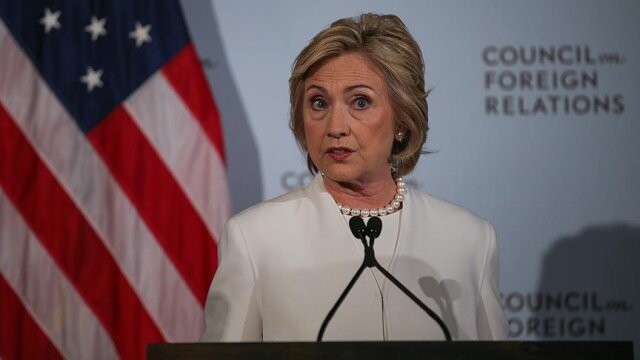 Clinton hem skandalları hem tecrübesiyle ön planda