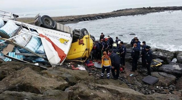 Feci kaza! TIR deniz kenarındaki kayalıklara uçtu 1 kişi öldü