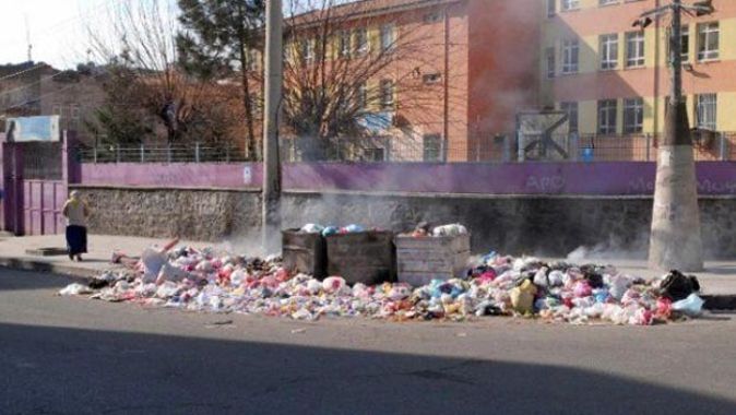HDP ve DBP&#039;li belediyeler Diyarbakır&#039;ı çöp kente dönüştürdü
