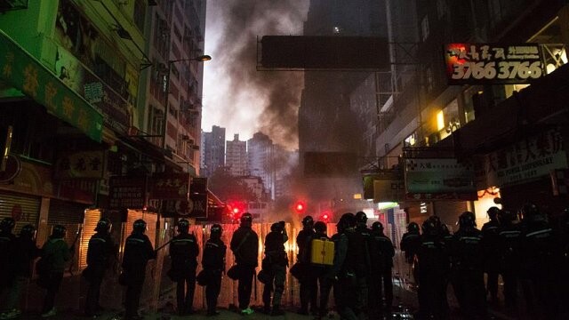 Hong Kong&#039;da çıkan olaylarda 90 polis yaralandı