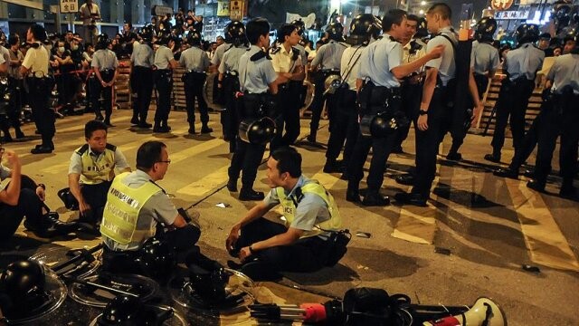 Hong Kong&#039;ta seyyar satıcılar 48 polisi yaraladı