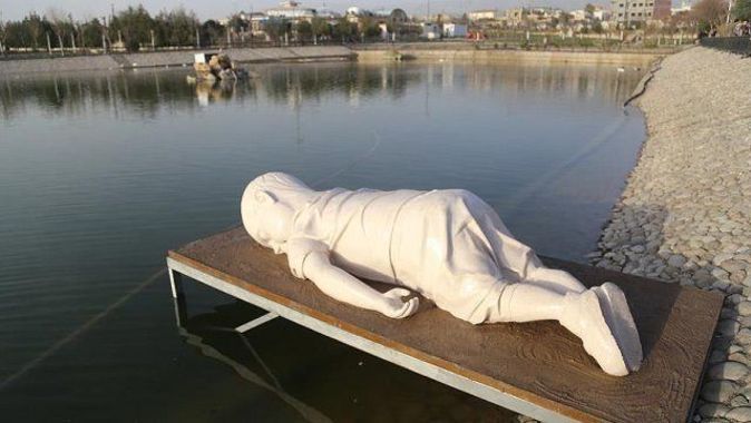 Irak&#039;ta Aylan Kurdi&#039;nin heykeli dikildi