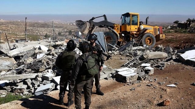 İsrail Filistinli 2 tutuklunun evini yıktı