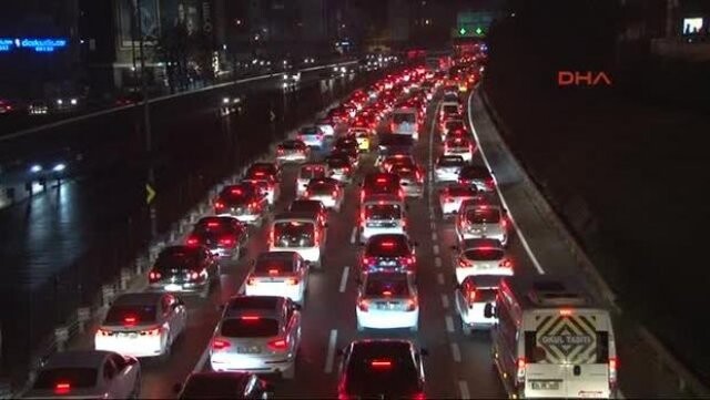 İstanbul&#039;da trafik yoğunluğu yüzde 90&#039;a çıktı...