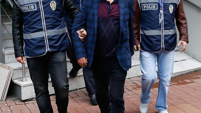 İzmir&#039;deki FETÖ/PDY operasyonunda Emniyet Müdürüne gözaltı