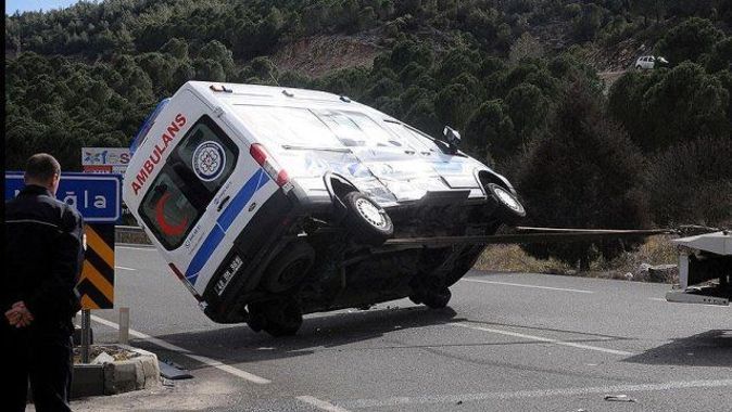 Muğla&#039;da ambulans minibüsle çarpıştı: 4 yaralı