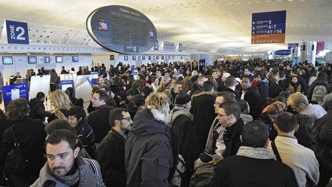 Paris&#039;teki havalimanınlarında polislerden iş yavaşlatma eylemi