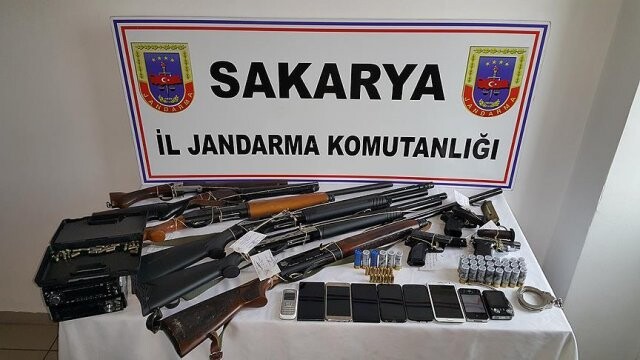 Sakarya&#039;daki silah operasyonunda antika silahlar ele geçirildi