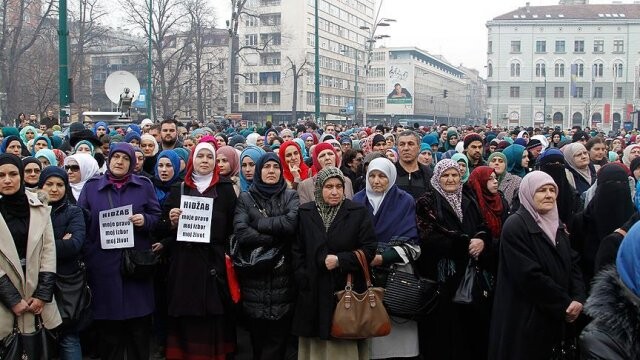 Saraybosna&#039;da başörtüsü yasağı kararına tepki yürüyüşü
