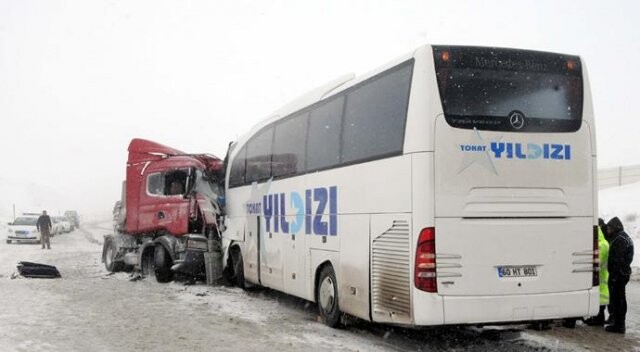 Sivas&#039;ta otobüs TIR&#039;la çarpıştı, 1 ölü 33 de yaralı var