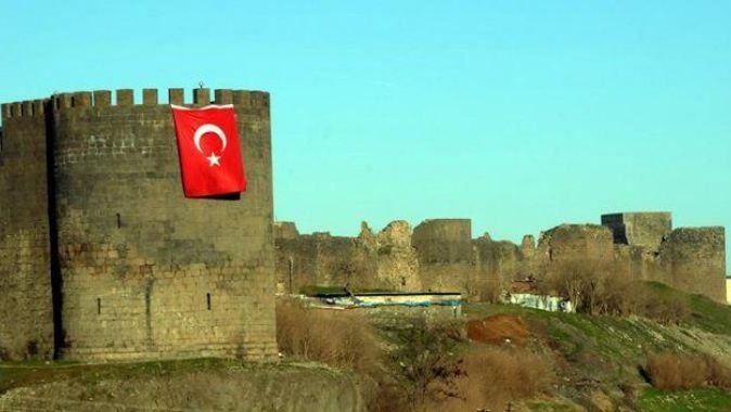 Sur&#039;a dev Türk bayrakları asıldı