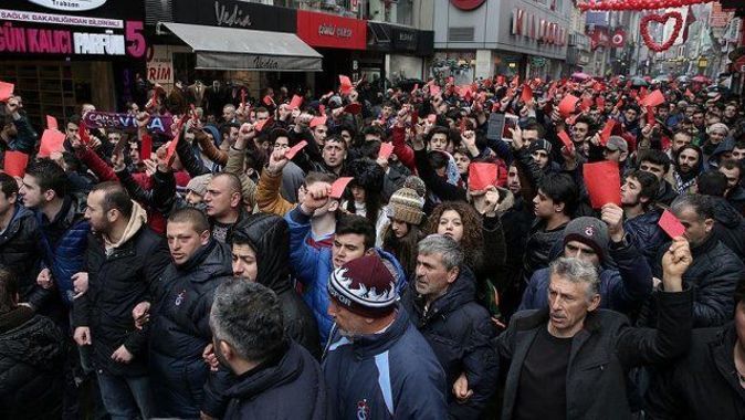 Trabzon&#039;da kırmızı kartlı protesto