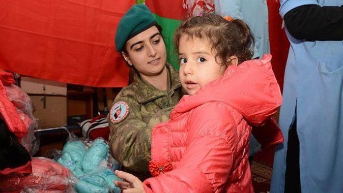 Türk askerinden Afgan öğrencilere kışlık giyecek yardımı