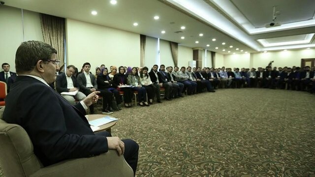 Ahmet Davutoğlu AK Partili gençlerle buluştu
