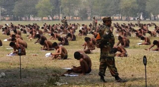 Asker adaylarına kopya riskine karşı çıplak sınav yapıldı