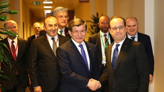 Başbakan Davutoğlu Brüksel&#039;de Hollande ile görüştü