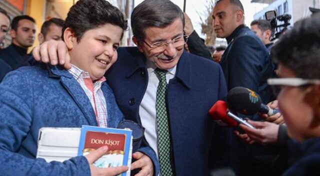 Başbakan Davutoğlu Van&#039;da esnafı ziyaret etti, vatandaşlarla sohbet etti