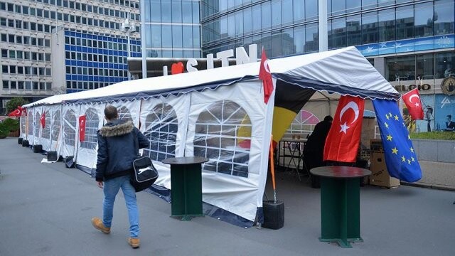 Belçika&#039;daki Türkler terörün kanlı yüzünü anlatmak için çadır kurdu