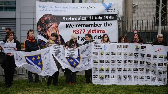 Bosnalı kurban yakınlarından Karadzic protestosu