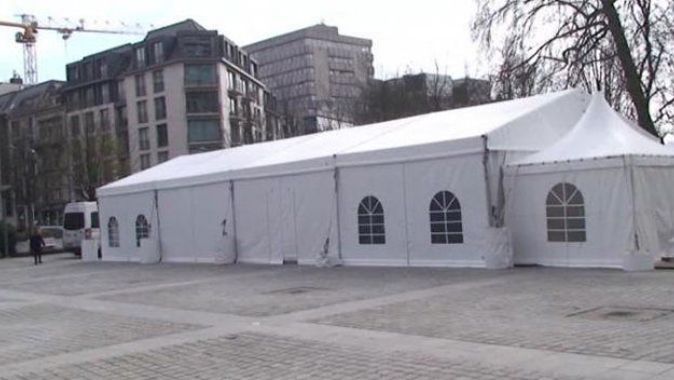 Brüksel&#039;de AB Konseyi binasının arkasına kurulan PKK çadırı boşaltıldı