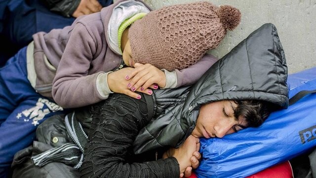 Çocuk sığınmacıların sınırda zorlu bekleyişi sürüyor