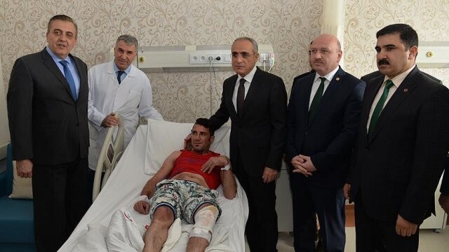 Cumhurbaşkanı Başdanışmanı Topçu yaralı Türkmenleri ziyaret etti