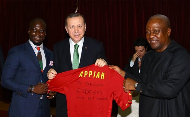 Cumhurbaşkanı Erdoğan&#039;a eski F.Bahçeli Appiah&#039;dan forma hediyesi