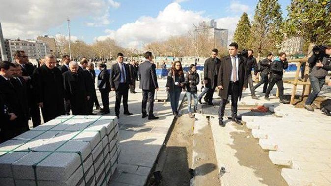 Cumhurbaşkanı Erdoğan Taksim&#039;i gezdi