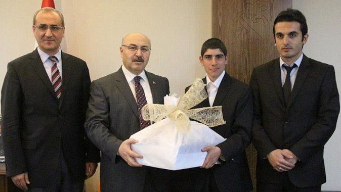 Davutoğlu&#039;nun hediyesi Bingöllü çocuğa ulaştırıldı