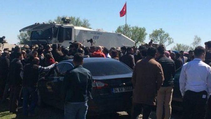 Demirtaş ve Yüksekdağ&#039;ın bulunduğu konvoy durduruldu
