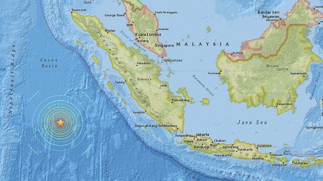 Endonezya&#039;da 7,9 büyüklüğünde deprem