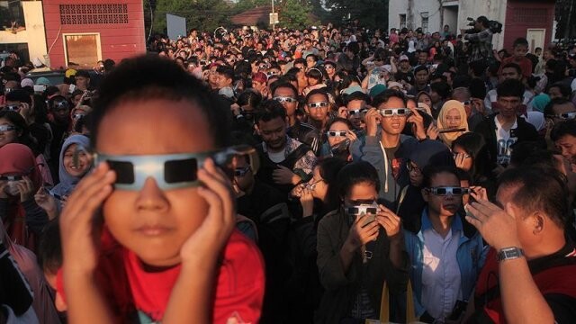 Endonezya&#039;da güneş tutulmasını binlerce kişi izledi